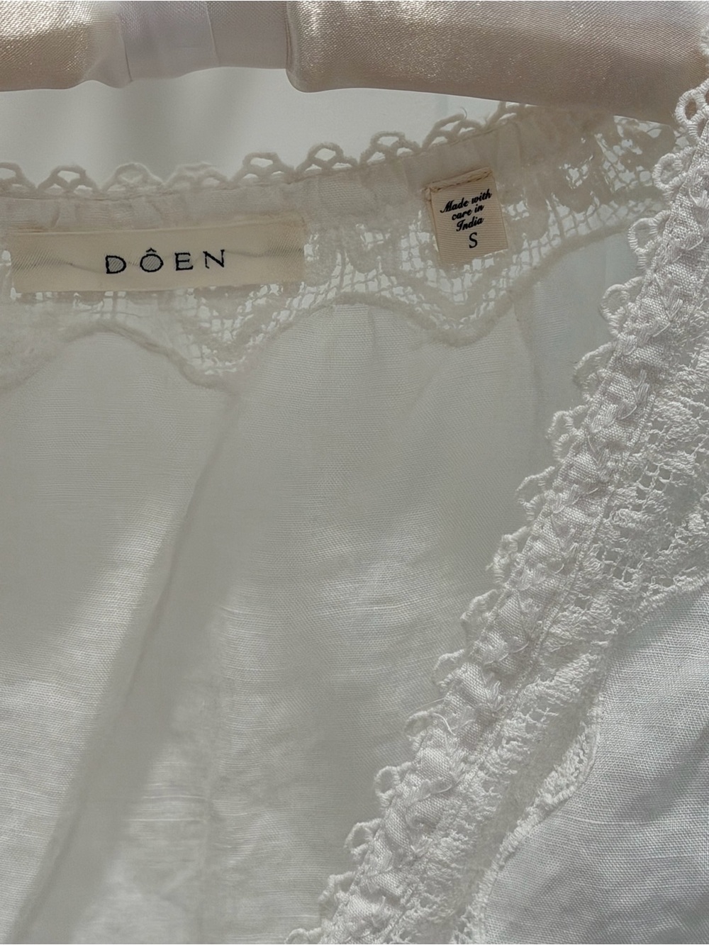 Doen White Eyelet Lace V-Neck Puff Sleeve Top - Picture 6 of 7